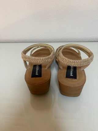 Sandalias de  cuña  de tiras de strass doradas