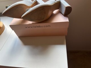 Zapatos Lalebu tacón azul con broche