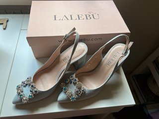 Zapatos Lalebu tacón azul con broche