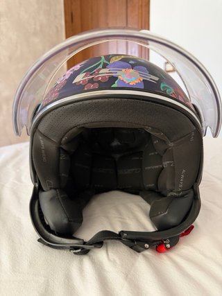 Casco de moto con diseño floral