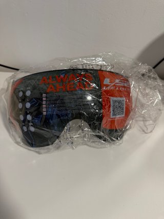 Casco de moto con diseño floral