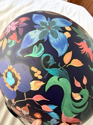 Casco de moto con diseño floral