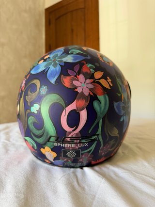 Casco de moto con diseño floral