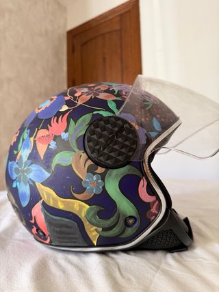 Casco de moto con diseño floral