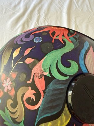 Casco de moto con diseño floral