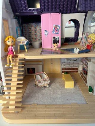 Casa de muñecas con tobogán y piscina