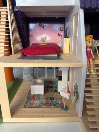 Casa de muñecas con tobogán y piscina