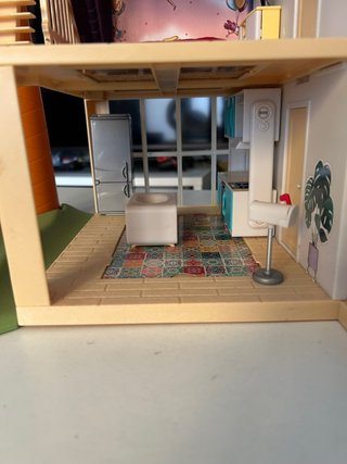 Casa de muñecas con tobogán y piscina
