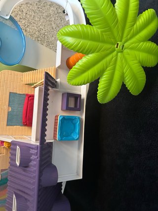 Casa de muñecas con tobogán y piscina