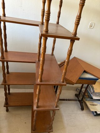 Estantería de madera escalonada