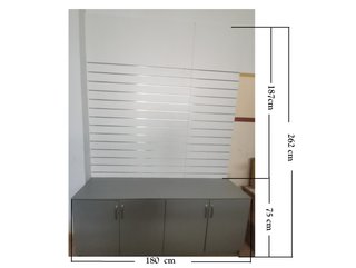 Armario bajo gris con panel de lamas