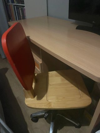 Scrivania in legno e arancione con cassetti