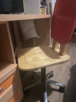 Scrivania in legno e arancione con cassetti