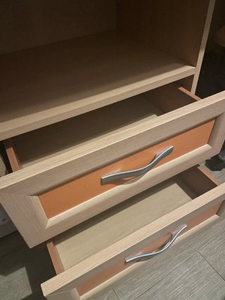 Scrivania in legno e arancione con cassetti