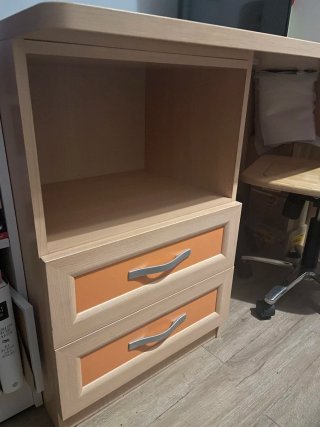 Scrivania in legno e arancione con cassetti