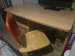 Scrivania in legno e arancione con cassetti