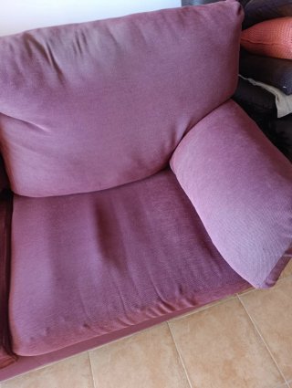 Sofá de tela color berenjena