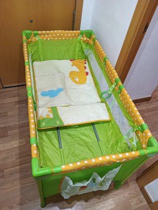 Cuna de viaje infantil con diseño de dinosaurios