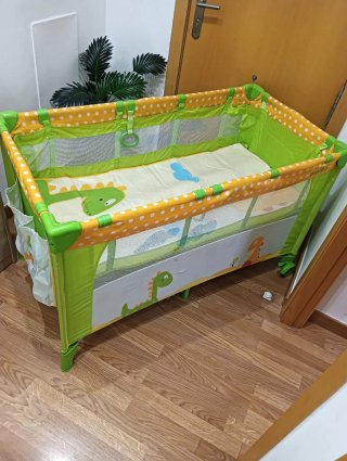 Cuna de viaje infantil con diseño de dinosaurios