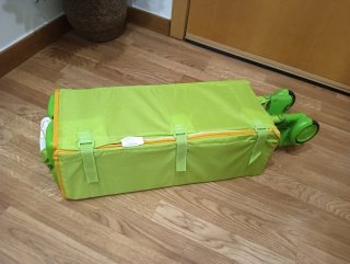 Cuna de viaje infantil con diseño de dinosaurios