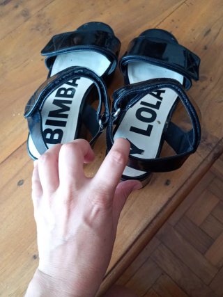 Sandalias Bimba y Lola velcro negras