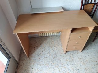Escritorio de madera con cajones
