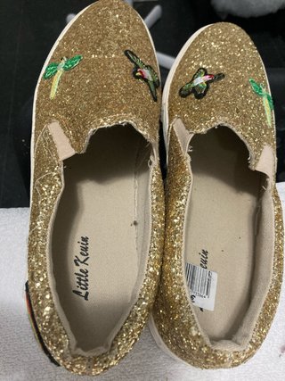 Zapatillas doradas con bordado de colibrí
