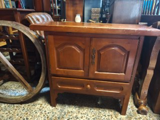 Mueble auxiliar de madera muy bonito