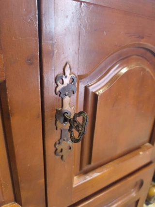 Mueble auxiliar de madera muy bonito