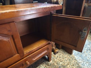 Mueble auxiliar de madera muy bonito