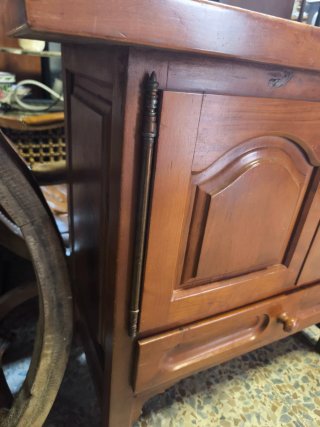 Mueble auxiliar de madera muy bonito