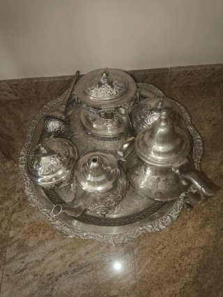 Juego de té y bandeja de metal plateado