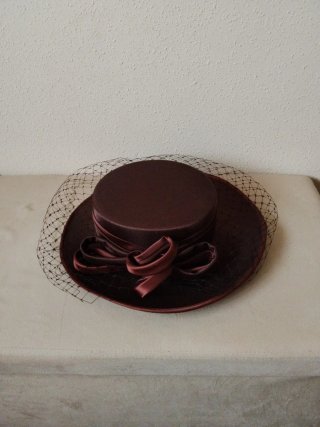 Sombrero de vestir con velo y lazo
