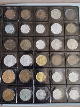 Álbum con 178 monedas extranjeras 1a mitad s. XX