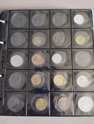 Álbum con 178 monedas extranjeras 1a mitad s. XX