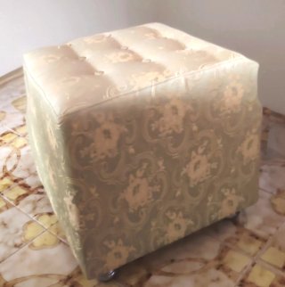 Pouf capitonné vintage seta verde/oro