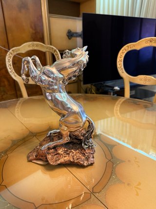 Figura de caballo plateado