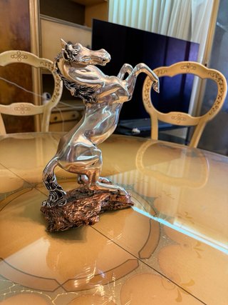 Figura de caballo plateado