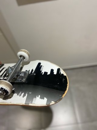 Skate con diseño de quad y ciudad