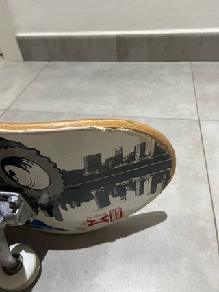 Skate con diseño de quad y ciudad
