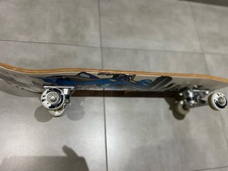 Skate con diseño de quad y ciudad