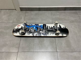 Skate con diseño de quad y ciudad