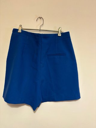 Pantalón corto azul con botones dorados