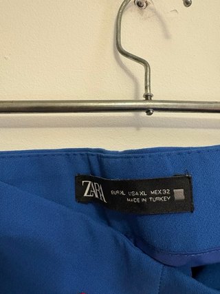 Pantalón corto azul con botones dorados