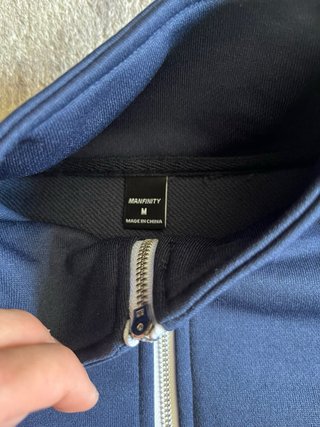 Sudadera azul con cremallera y logo