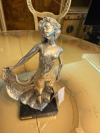 Figura de plata mujer bailando