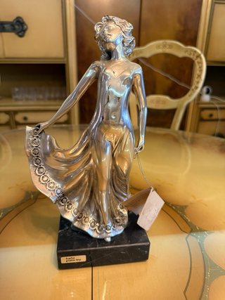 Figura de plata mujer bailando