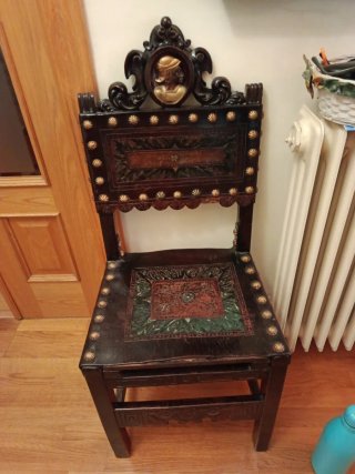 Silla antigua de madera y cuero