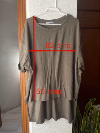Camiseta oversize asimétrica caqui