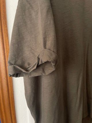Camiseta oversize asimétrica caqui